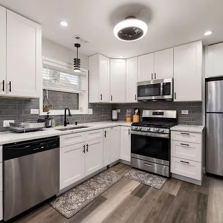Spacious 2 Bedroom Near Midway